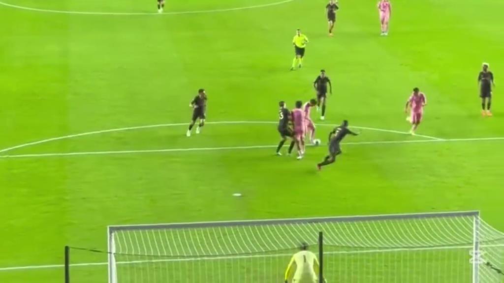 气氛太棒了！现场直拍迈阿密球迷对梅西两粒进球的疯狂反应！